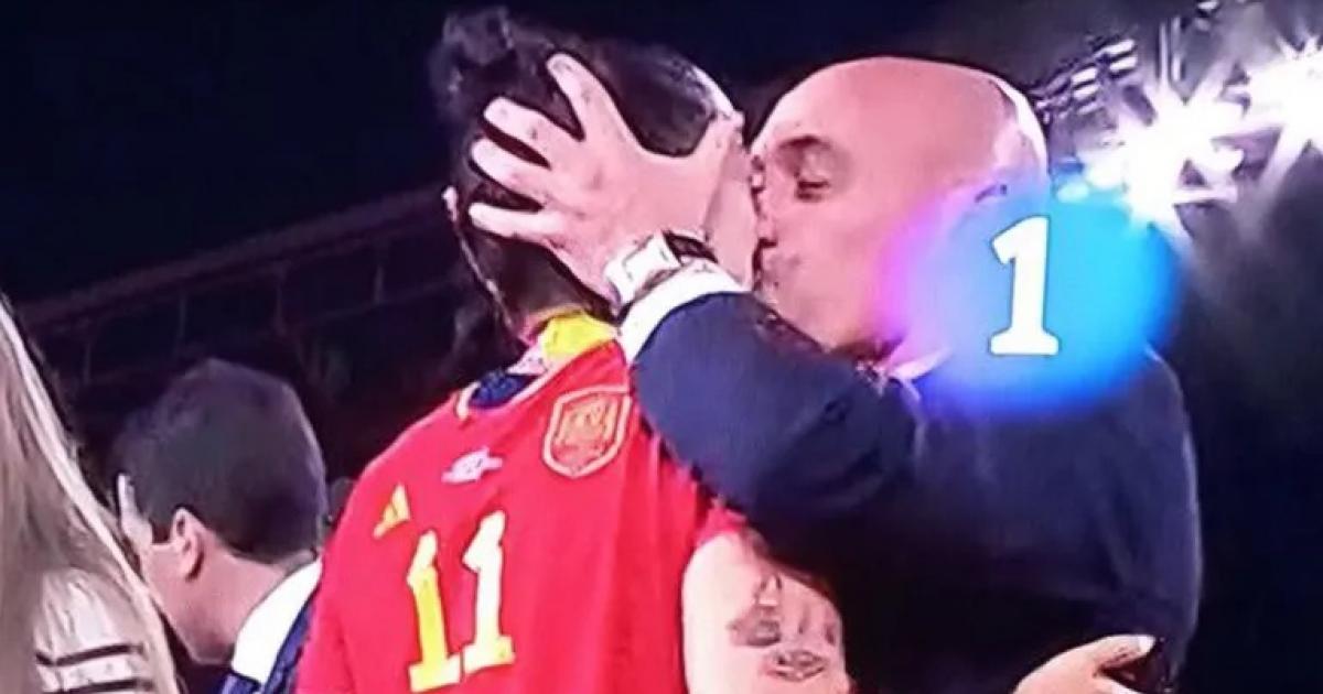 Luis Rubiales besa a Jenni Hermoso en la final del mundial de fútbol femenino