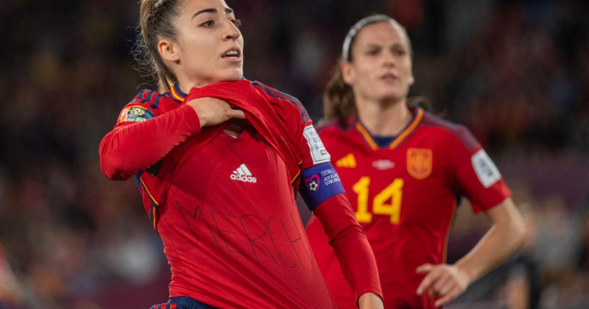 Olga Carmona celebra su gol mostrando un nombre en la camiseta que llevaba debajo.