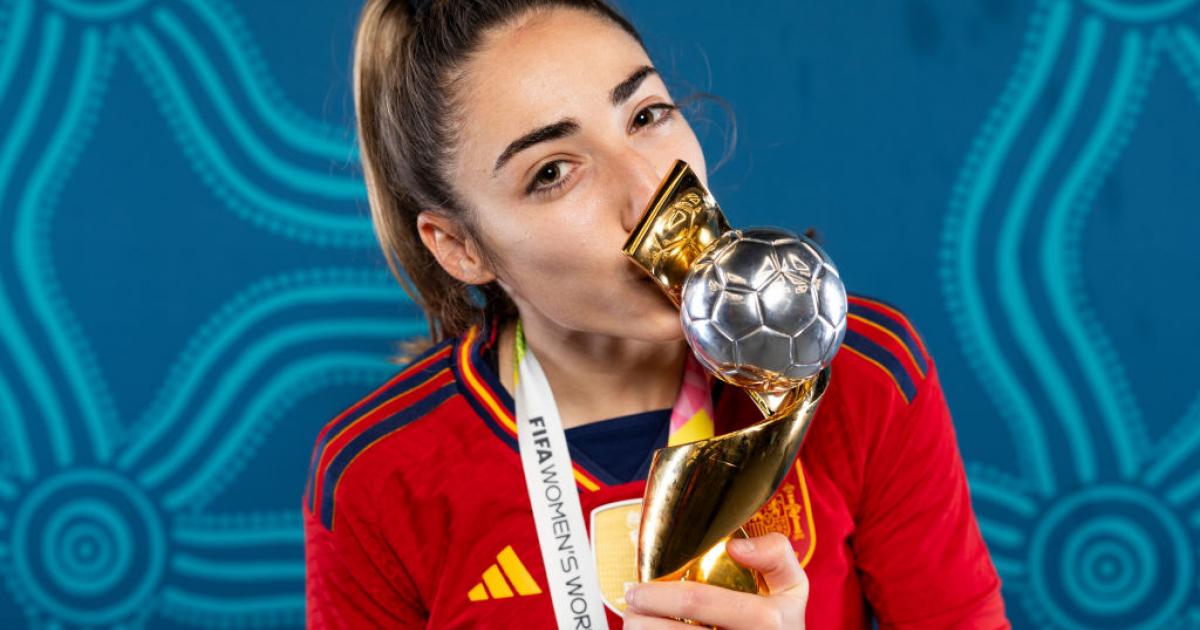Olga Carmona besa el trofeo que acredita a la Selección Española Femenina de Fútbol como campeona del mundo.