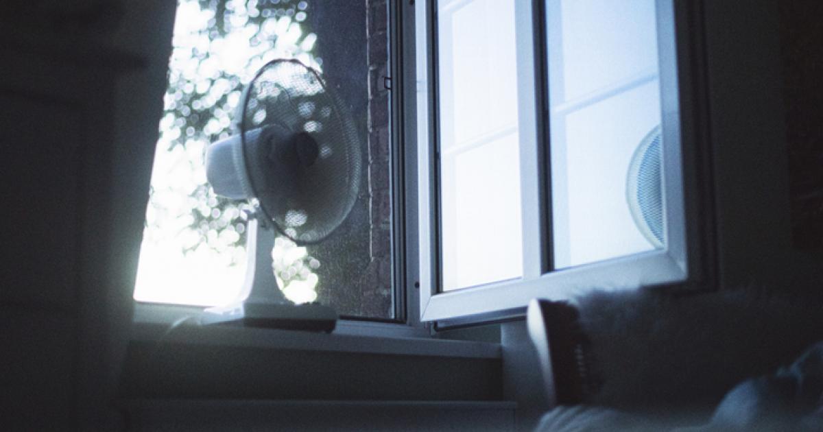 Un ventilador junto a una ventana en una imagen de archivo.