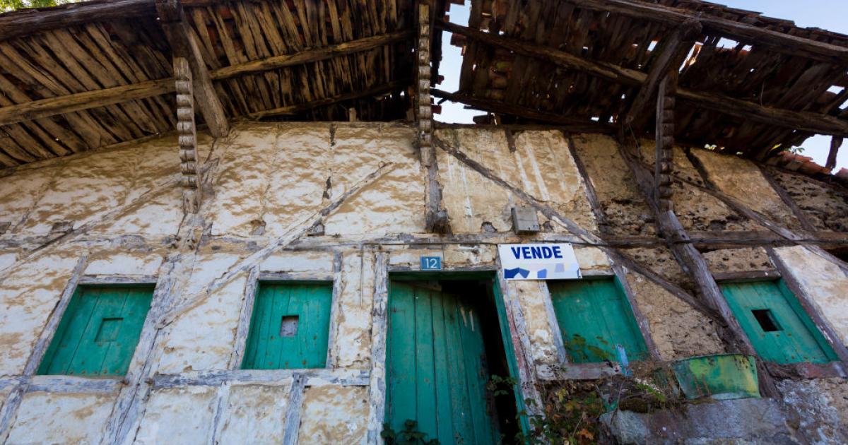 Vivienda abandonada en el País Vasco con el cartel de 'Se Vende' en su fachada.