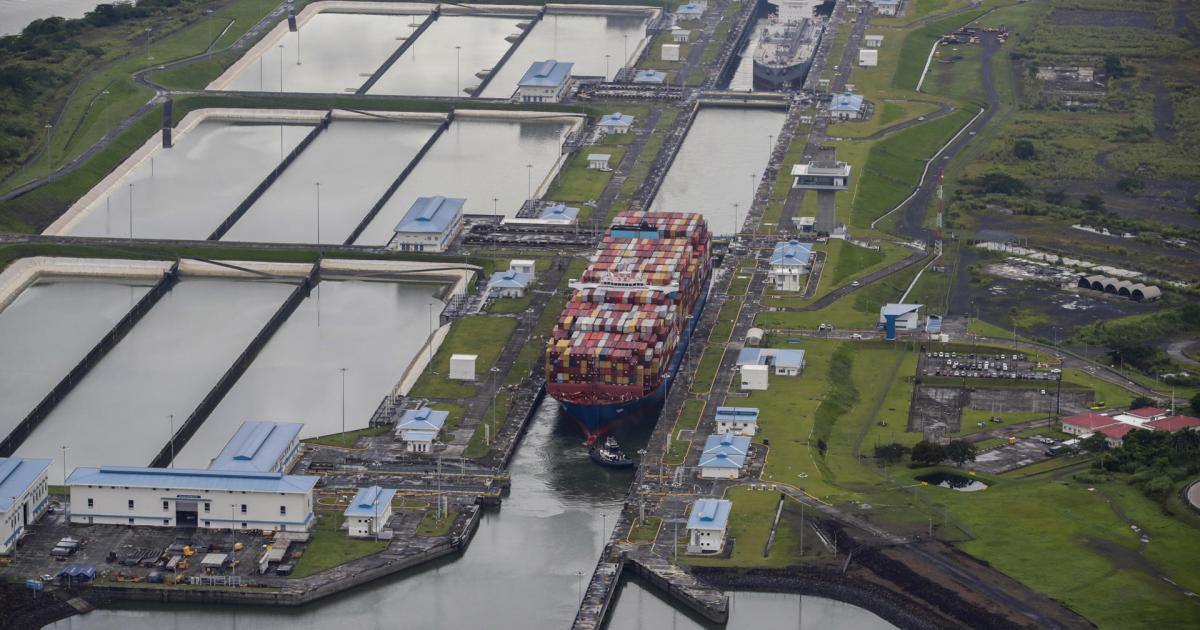 Un buque portacontenedores transita por las esclusas del Canal de Panamá