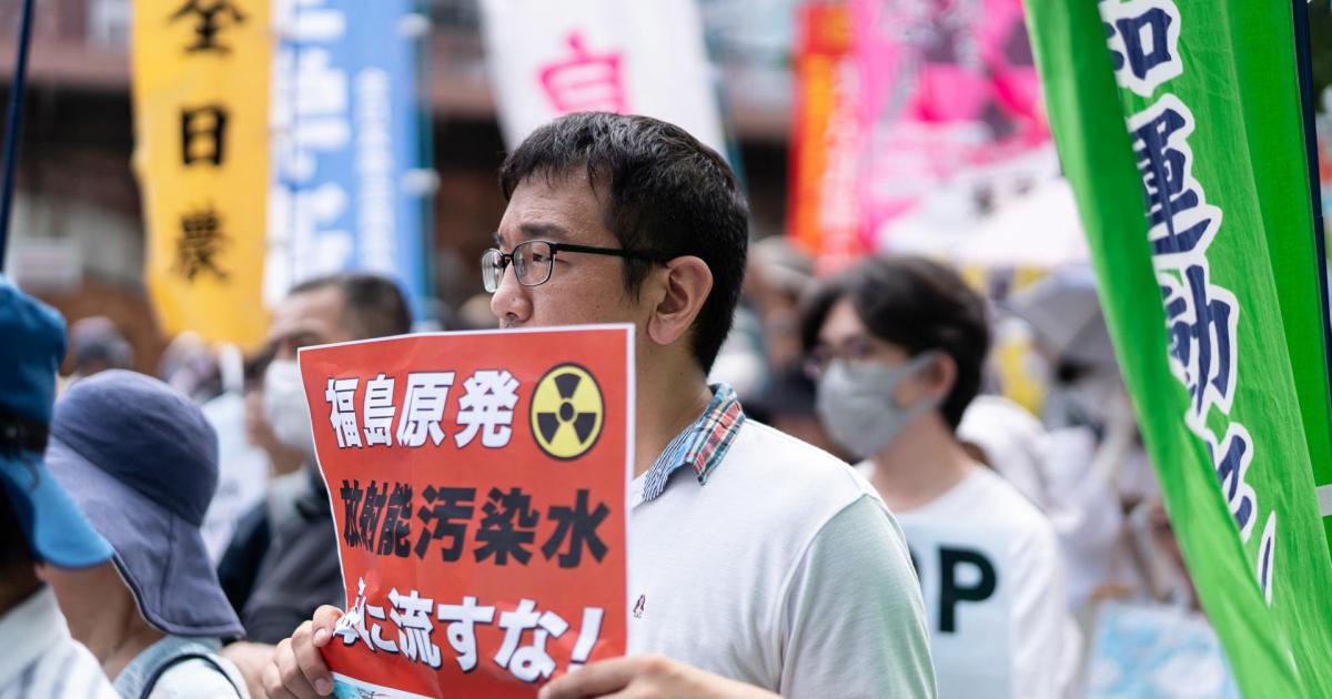 Protesta de ciudadanos nipones ante la sede de la Tokyo Electric Power Co. (Tepco), contra el vertido de agua de la central nuclear de Fukushima al océano Pacífico.