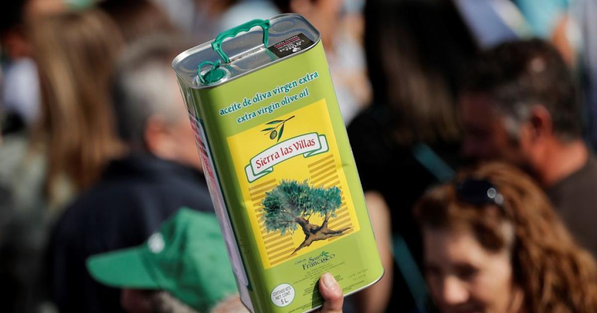 Una manifestante levanta un bote de aceite durante una manifestación de agricultores en Madrid en octubre de 2022.