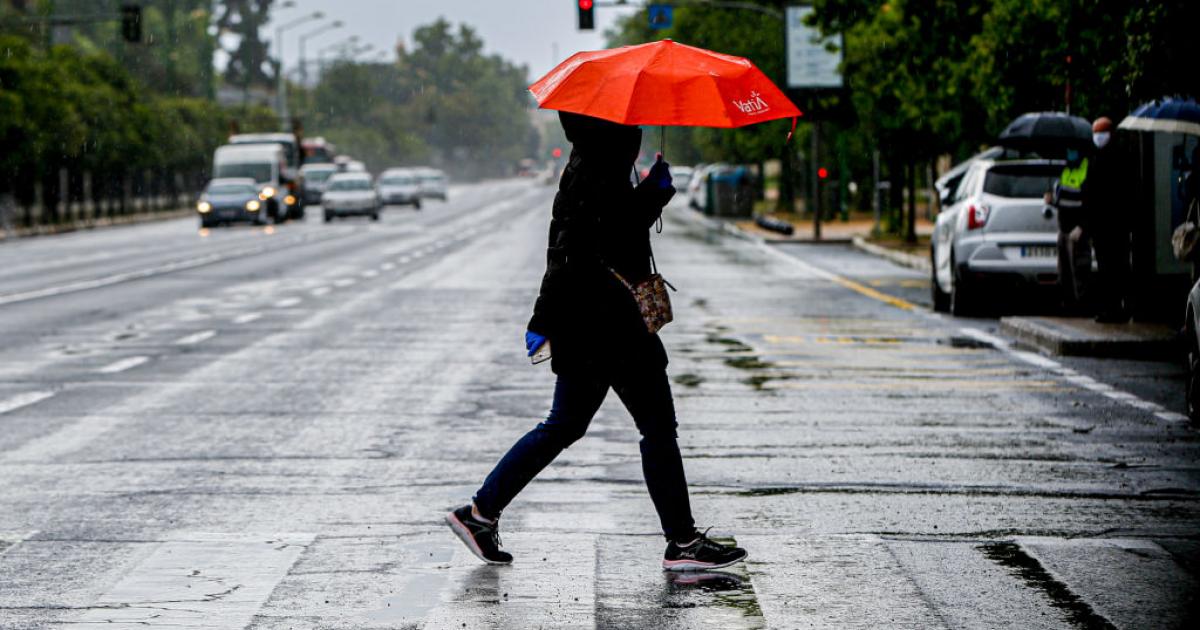 Una persona, bajo un paraguas en una lluviosa calle de Sevilla