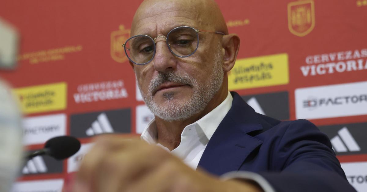 El seleccionador de la selección española masculina de fútbol, Luis de la Fuente, pidiendo disculpas por los aplausos en la asamblea en la que Luis Rubiales no dimitió.