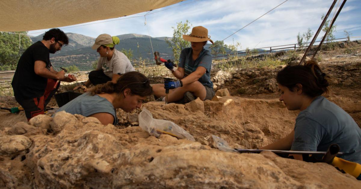 Excavaciones en El Valle de los Neandertales en el yacimiento del Calvero de la Higuera