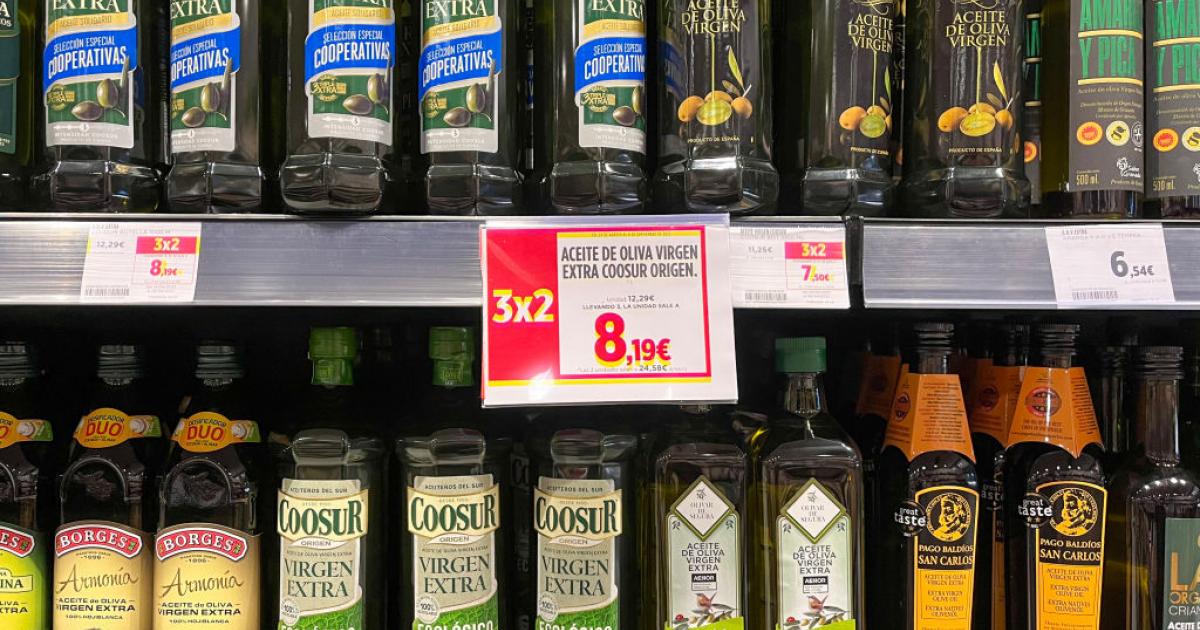 Botellas de aceite de oliva en oferta en el lineal de un supermercado de Madrid el 2 de septiembre de 2023.
