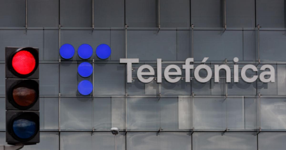 Imagen de archivo de la fachada de la sede de Telefónica en Madrid.