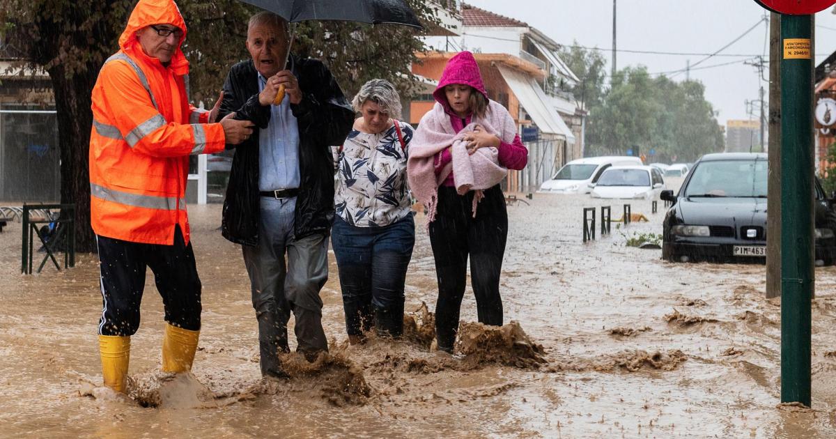 Personal de emergencias griego rescatando a varios ciudadanos de Volos (Magnesia) tras las grandes riadas dejadas por la DANA.
