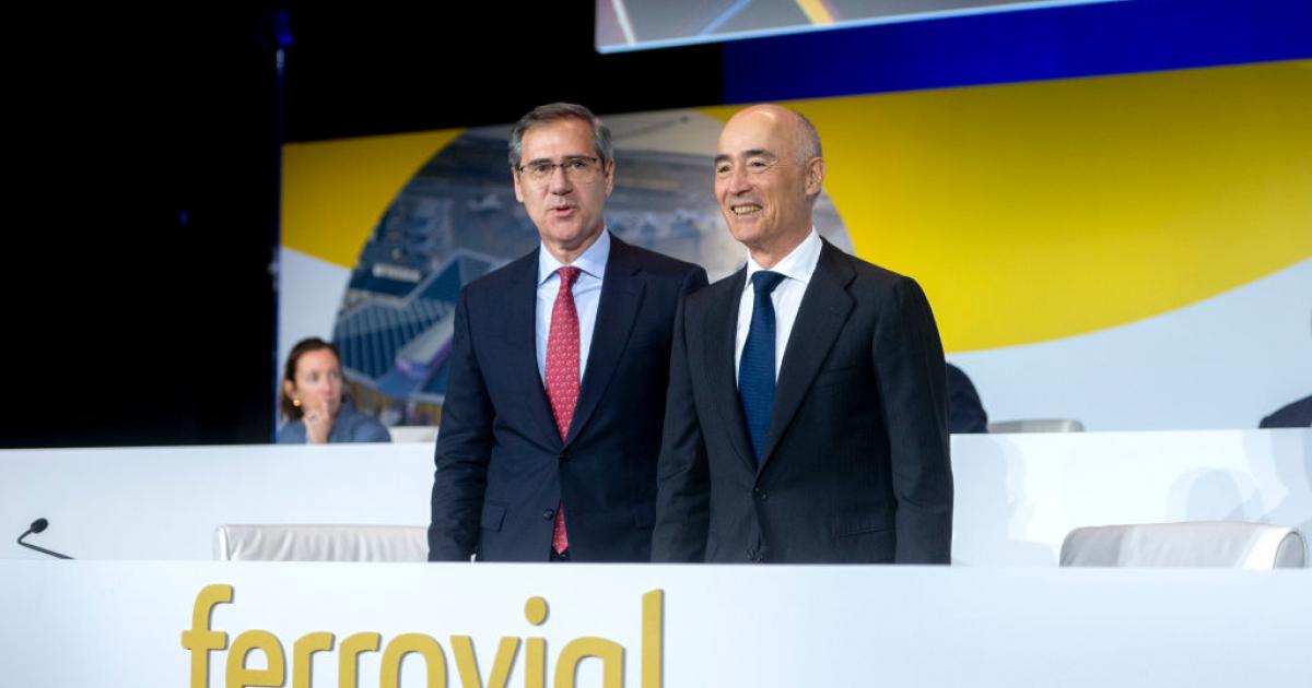 El CEO de Ferrovial, Ignacio Madridejos (izquierda) y el presidente de la compañía, Rafael del Pino (derecha), en la junta general de accionistas el 13 de abril de 2023.