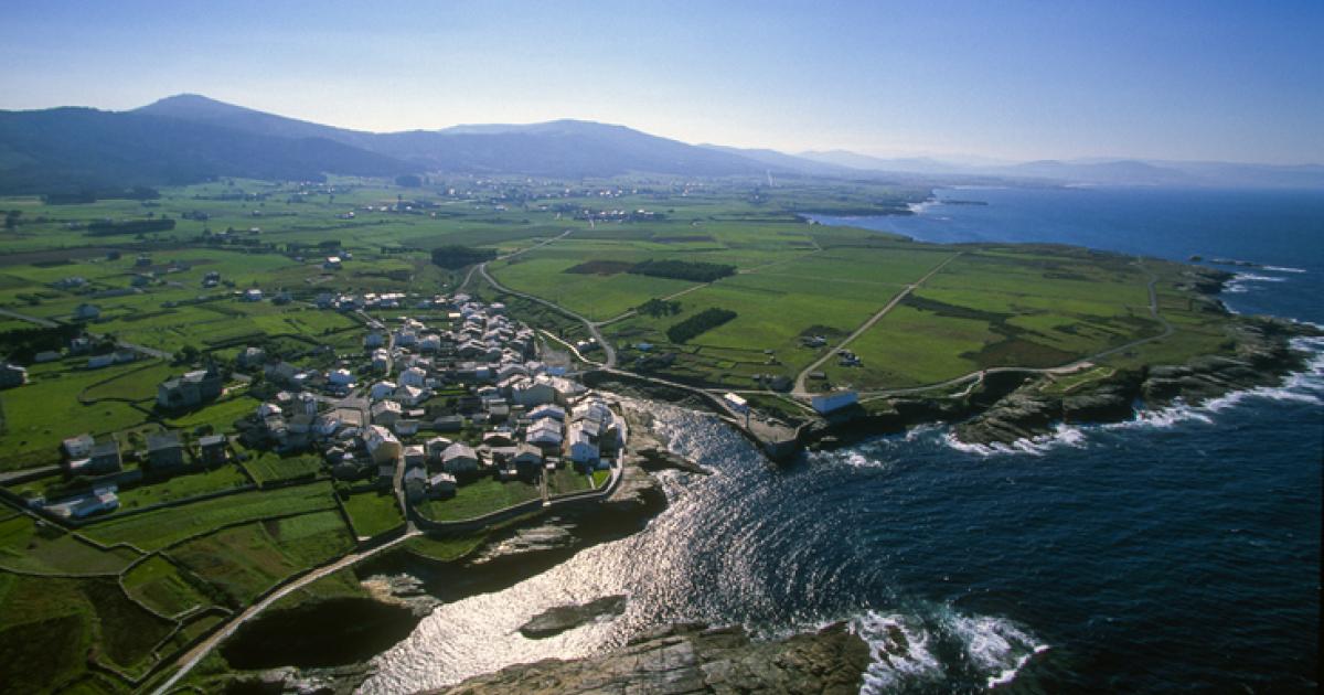 Foto aérea del pueblo de Rinlo, en la comarca de A Mariña (Galicia).