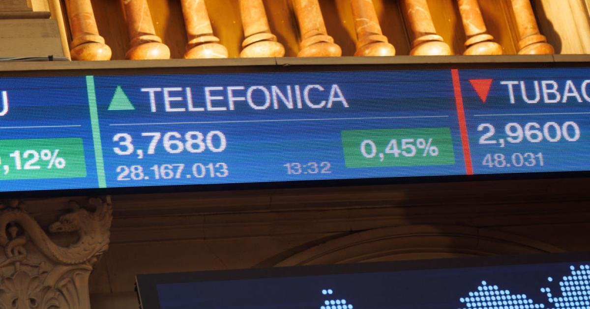 Panel del Palacio de la Bolsa de Madrid en la que se aprecia la subida de Telefónica tras la compra del 9,9% de capital por parte de la saudí STC Group.