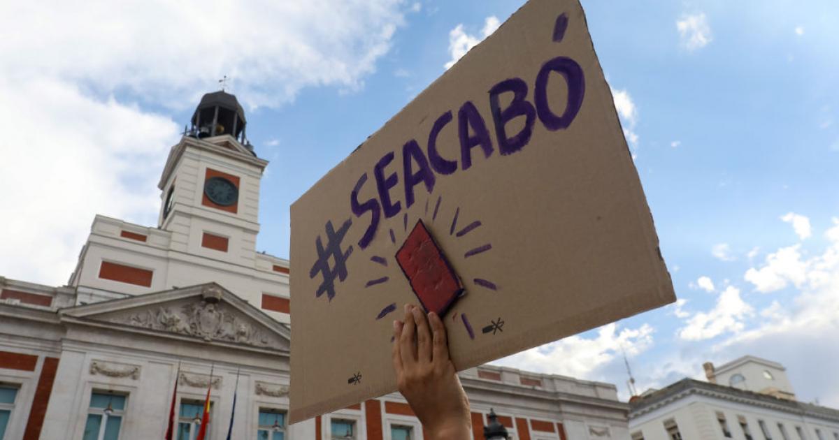 Pancarta con el lema '#Seacabó', que clama por el fin de las violencias sexuales contra las mujeres, popularizado a partir de la agresión sexual de Luis Rubiales a la futbolista Jenni Hermoso.