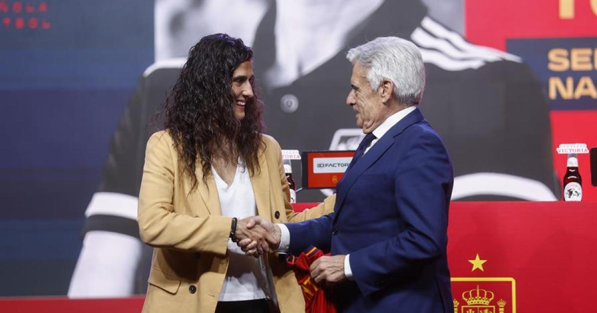 Montse Tomé y Pedro Rocha se saludan en la presentación oficial de la nueva seleccionadora