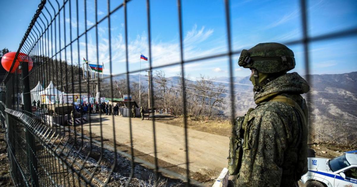 Un soldado vigila en la zona de Nagorno-Karabaj
