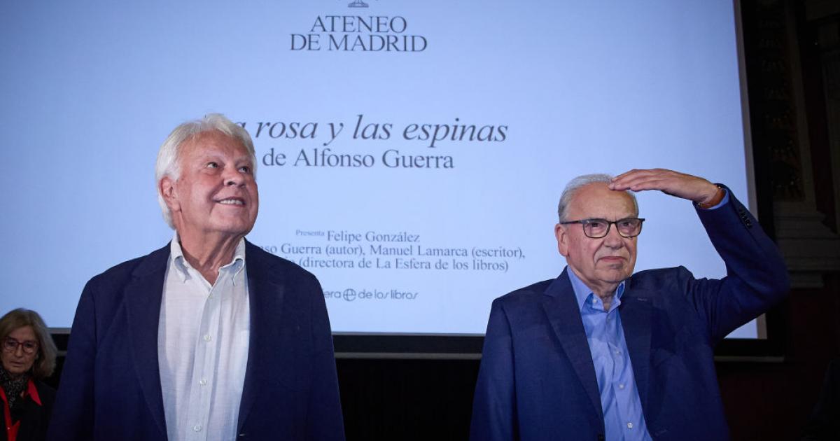 Felipe González y Alfonso Guerra en la presentación del libro 'La rosa y las espinas'.