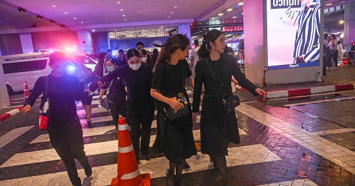 Personas huyendo del centro comercial de lujo Siam Paragon, tras el tiroteo perpetrado supuestamente por un menor de 14 años.