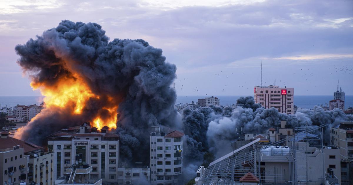 Fuego y humo como resultado de los bombeos de Israel en Gaza.
