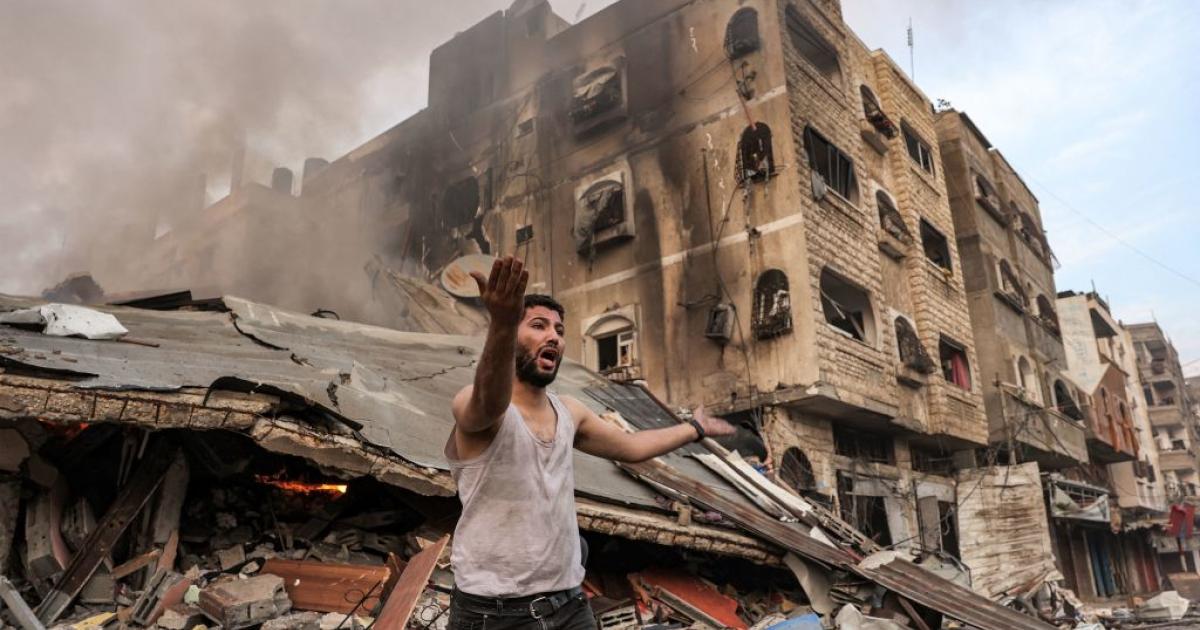 Un hombre, desesperado tras el impacto de un misil en un edificio de Gaza