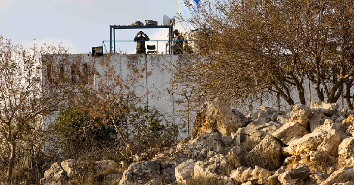 Un soldado de la UNIFIL, la misión militar de la ONU en el sur del Líbano, observa la frontera entre ese país e Israel el 12 de octubre de 2023.