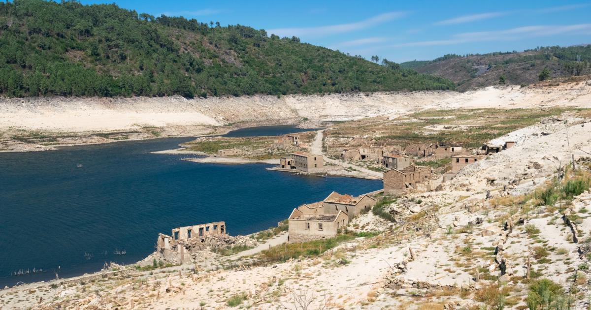 La aldea gallega de Acero, en Ourense, reaparece por culpa de la sequía.