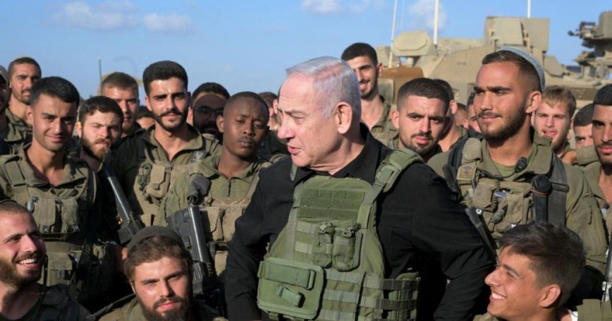 Netanyahu, junto a las tropas israelíes al lado de Gaza