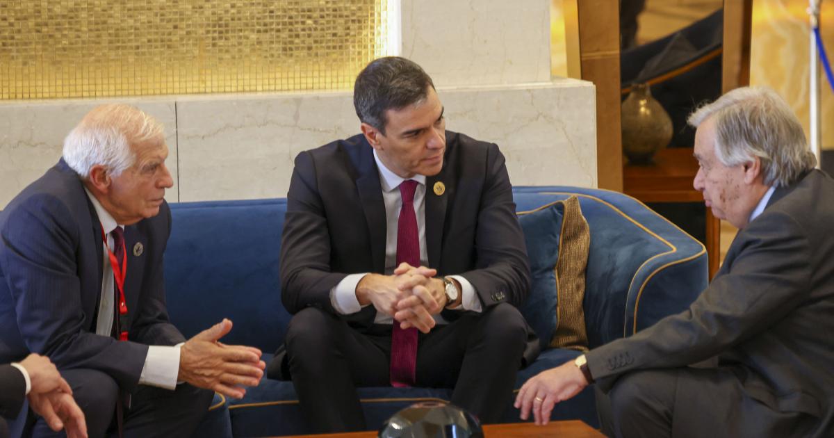 Antonio Guterres, Josep Borrell y Pedro Sánchez minutos antes de la Cumbre de la Paz.