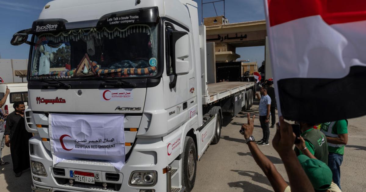 Un camión pasando la frontera de Rafah.