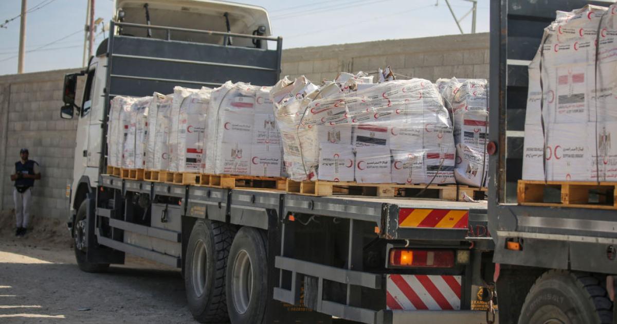 Camiones de ayuda humanitaria en el paso de Rafah.