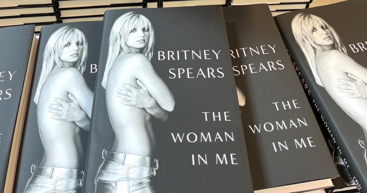 Ejemplares de las memorias de Britney Spears, tituladas "La Mujer que Soy"