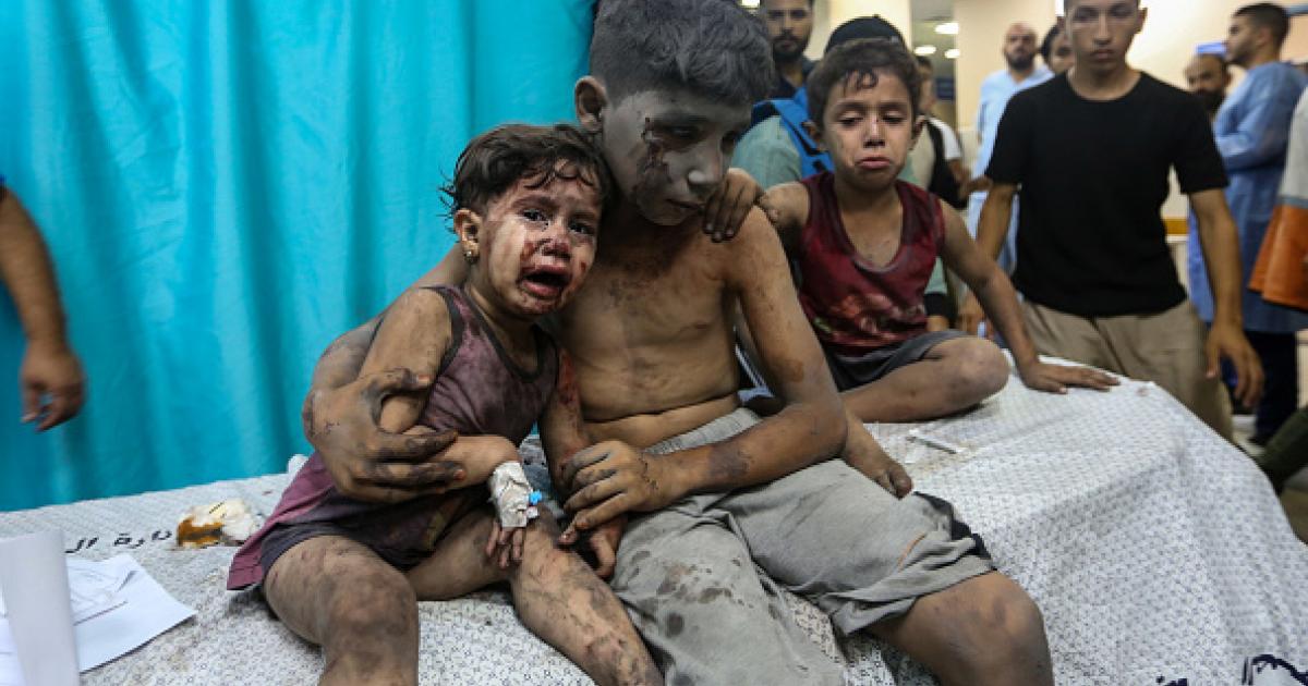 Niños palestinos heridos durante los bombardeos israelíes sobre la Franja de Gaza.