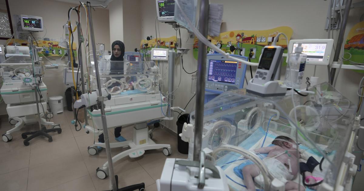 Sala de prematuros en uno de los pocos hospitales de Gaza que siguen operativos.