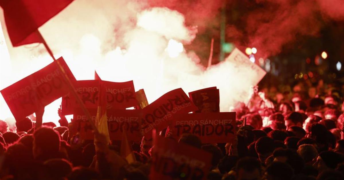 Escena frente a la sede del PSOE en Ferraz este martes