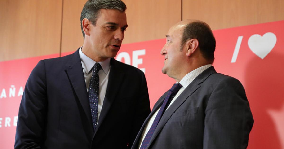 El presidente del Gobierno en funciones, Pedro Sánchez, y el líder del Partido Nacionalista Vasco, Andoni Ortuzar, en una imagen de archivo.