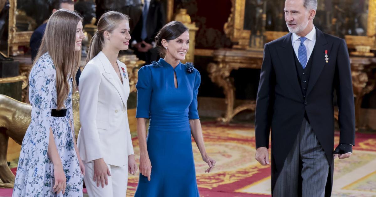 La infanta Sofía, la princesa Leonor y los reyes Felipe y Letizia, en el besamanos tras la jura de la Constitución de la heredera.
