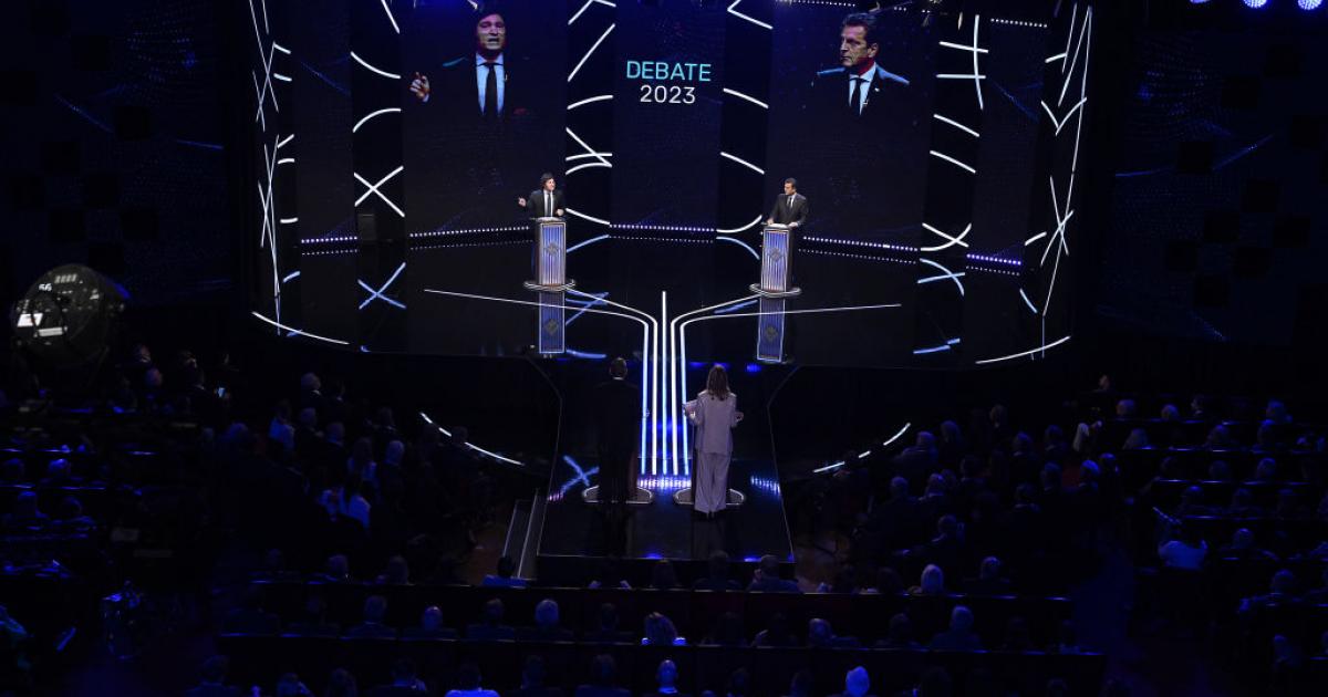 Los candidatos Javier Milei y Sergio Massa en el debate de las presidenciales en Argentina.