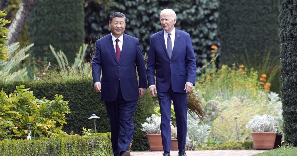 Los presidentes Joe Biden y Xi Jinping pasean por los jardines de la mansión de San Francisco en la que se han reunido.