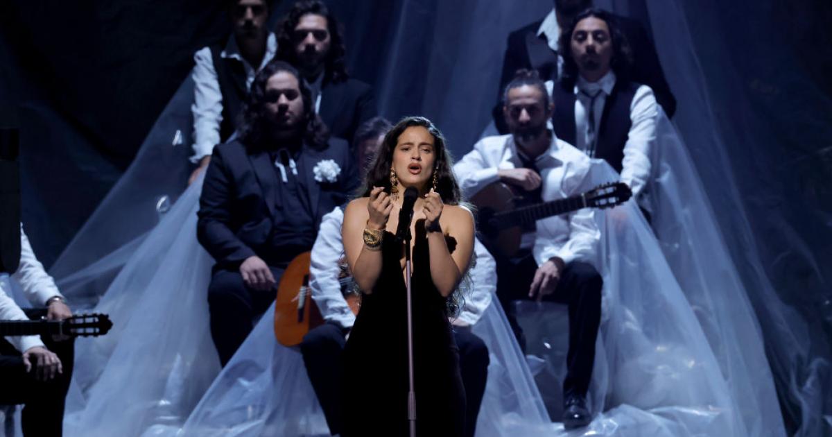 Rosalía, durante su actuación en los Latin Grammy 2023 en Sevilla.