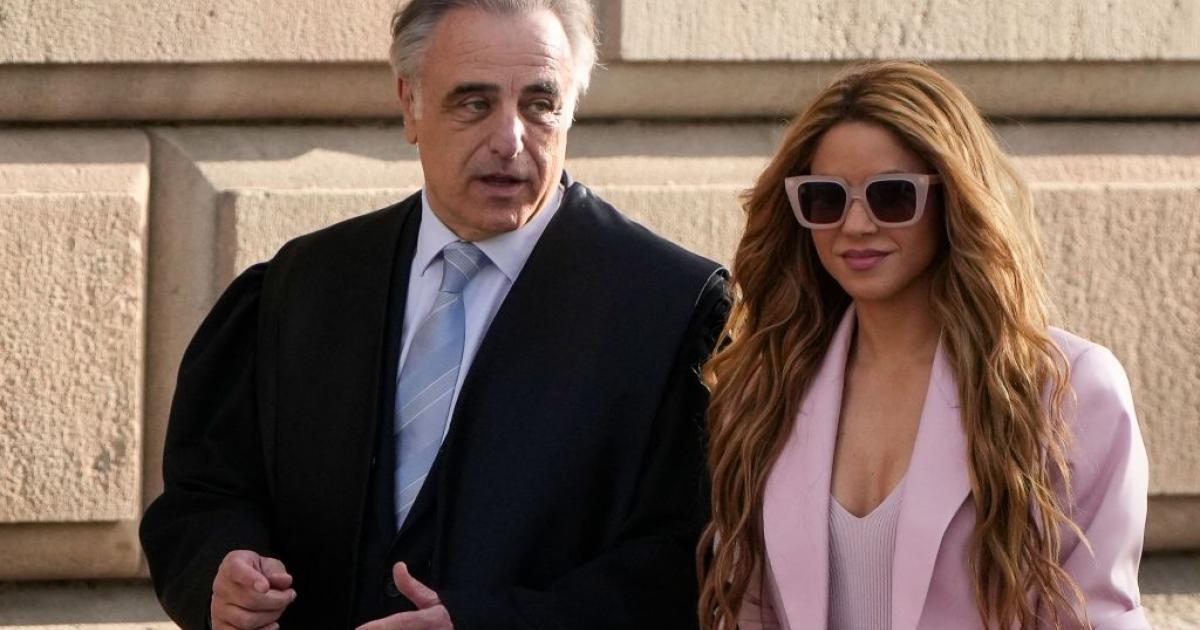 Shakira, junto a su abogado, Pau Molins