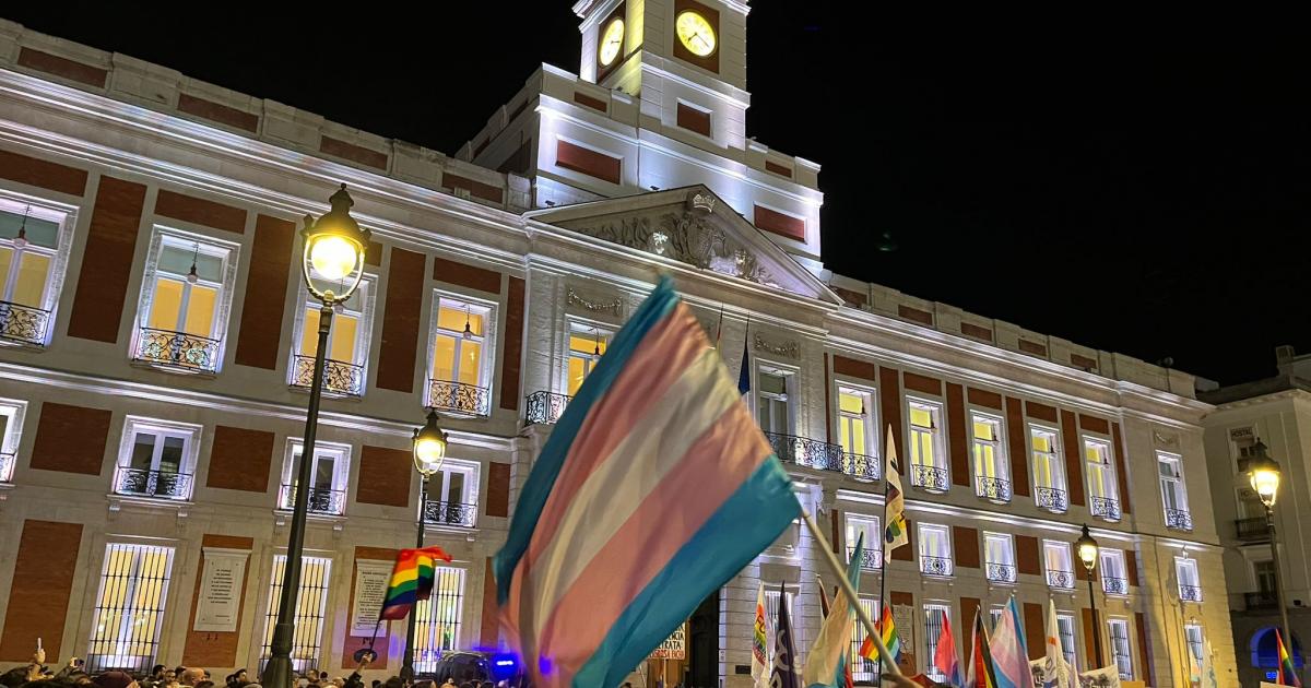 Banderas Trans y LGTBI frente a la Puerta del Sol.