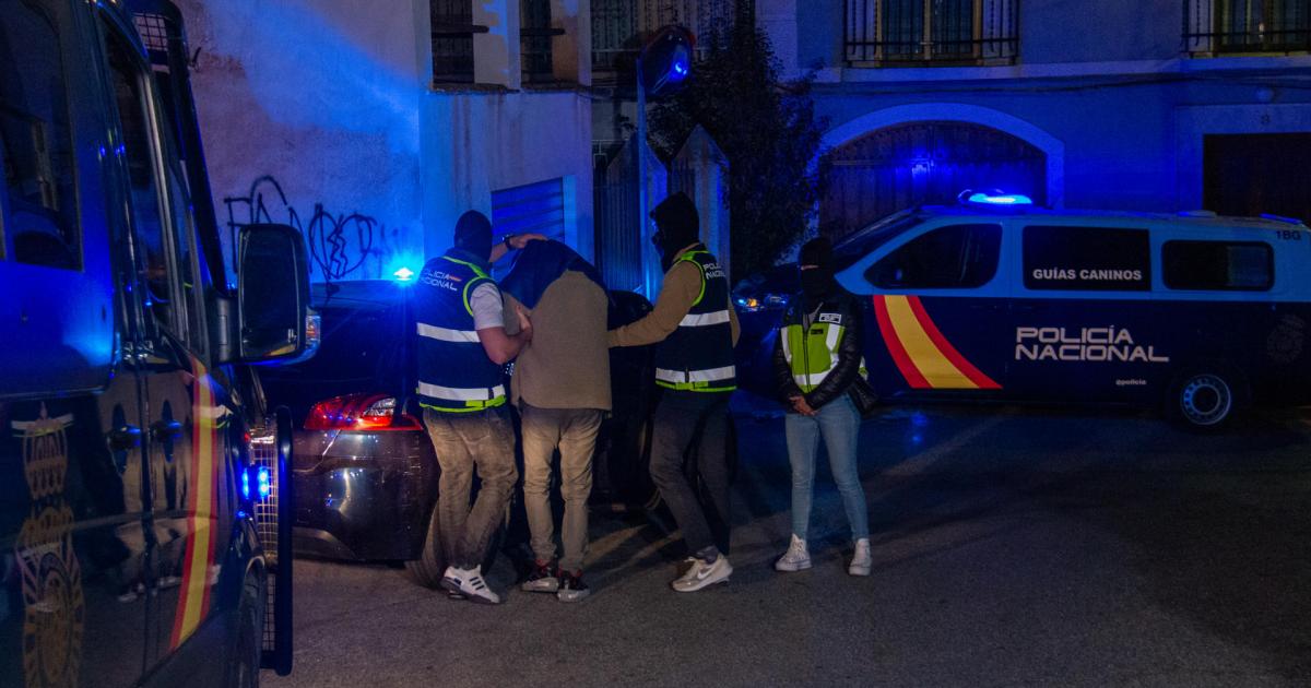 Efectivos de la Policía Nacional registran este martes una vivienda del centro de Lanjarón (Granada) junto a uno de los dos detenidos en este municipio por su presunta relación con el atentado contra el cofundador de Vox y exdirigente del PP, Alejo Vidal-Quadras, el pasado 9 de noviembre.