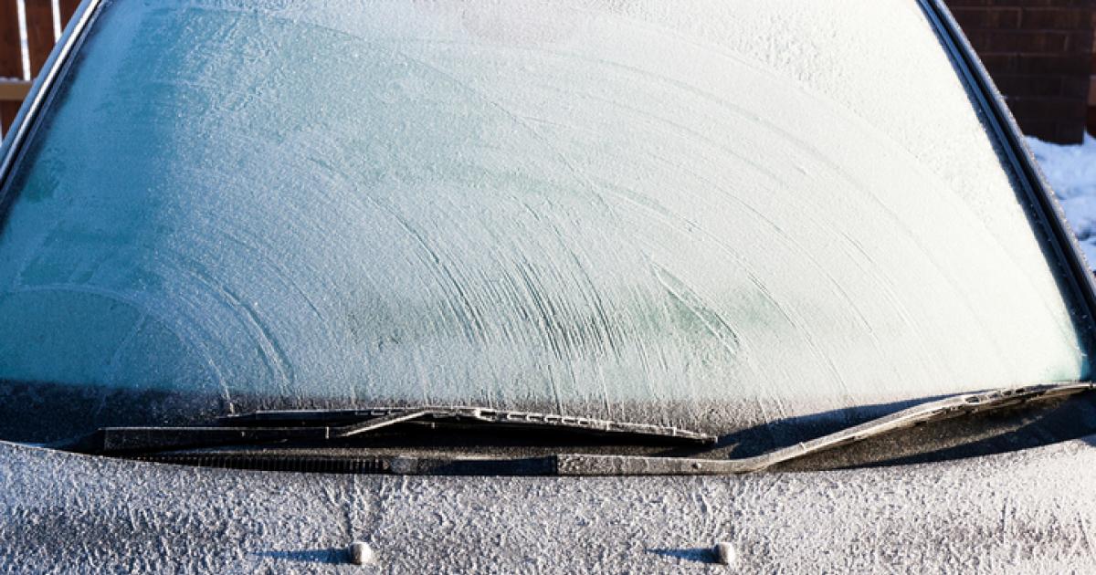 Imagen de archivo de un coche con los cristales congelados por las bajas temperaturas.
