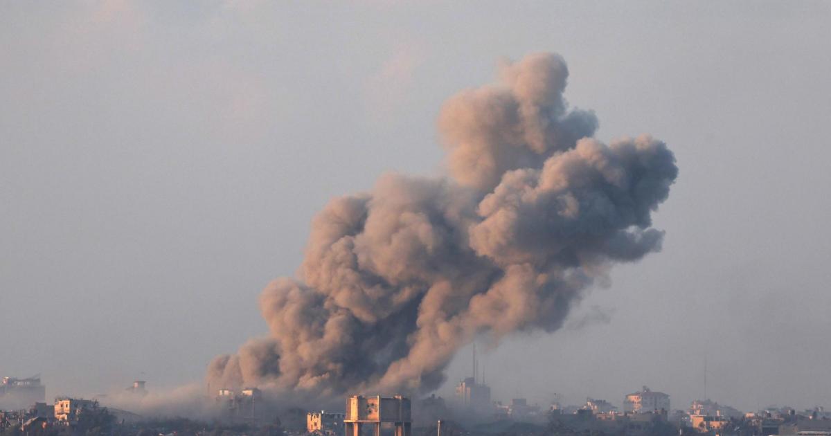 Columna de humo en los bombardeos de Israel sobre el sur de Gaza.