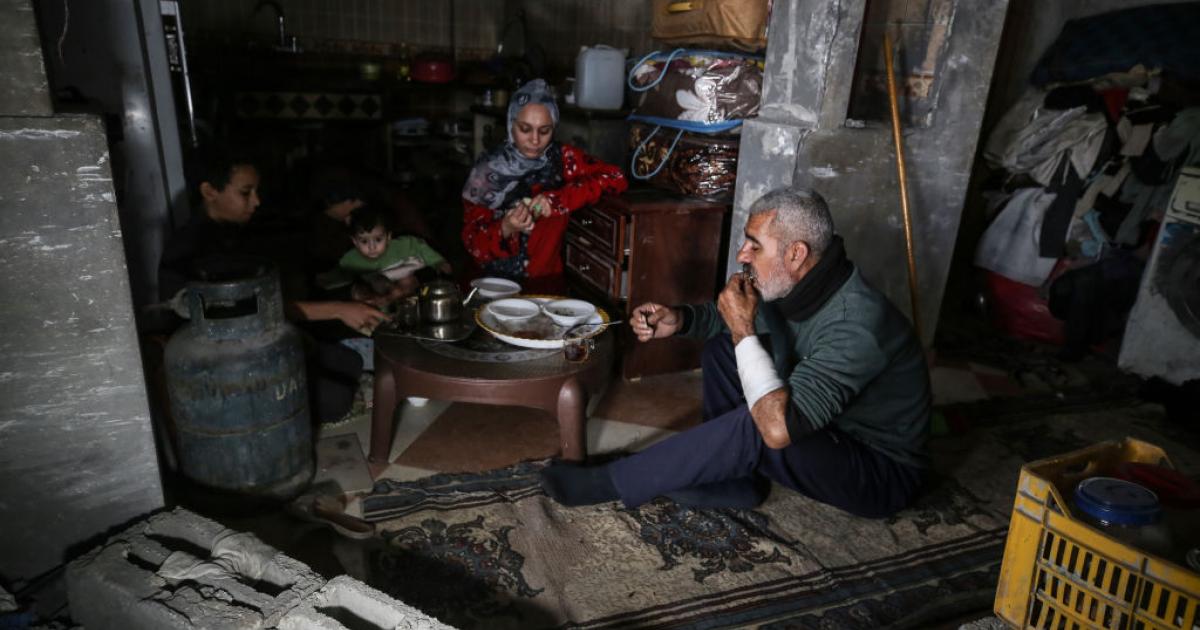 Una familia palestina comiendo en Gaza.