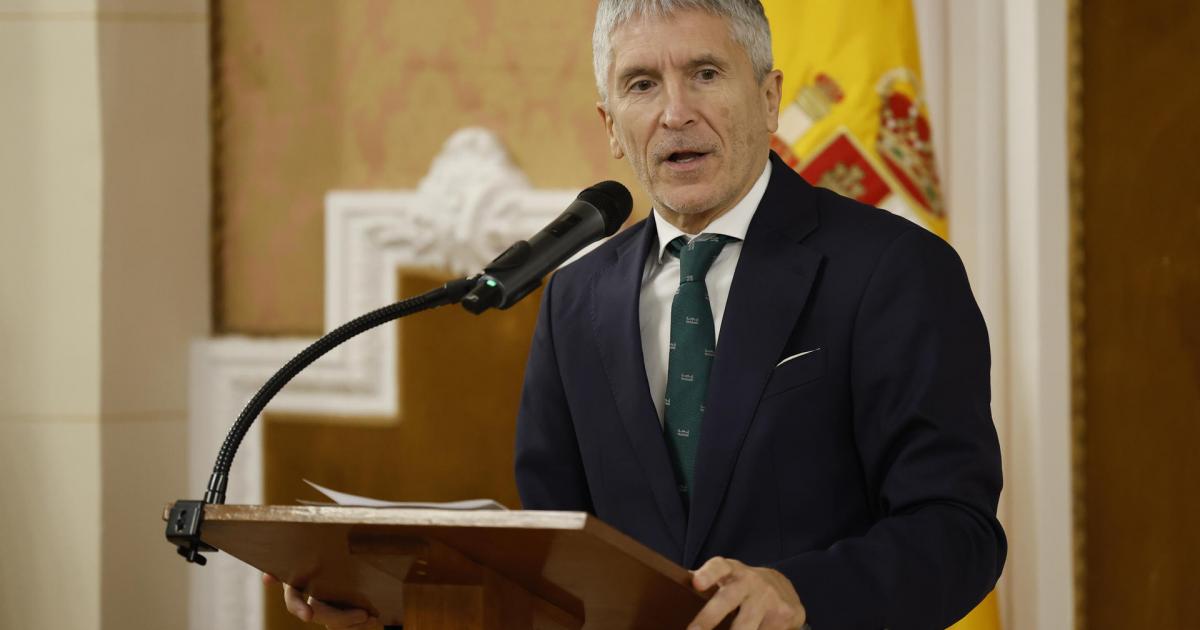El ministro del Interior, Fernando Grande-Marlaska, interviene en el acto de presentación del calendario solidario de la Guardia Civil para 2024 este lunes en Madrid.