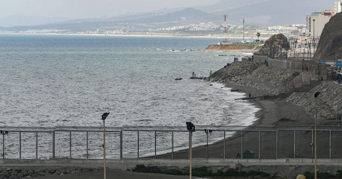 Imagen de archivo de la valla fronteriza de Ceuta con Marruecos, en la playa de El Tarajal.