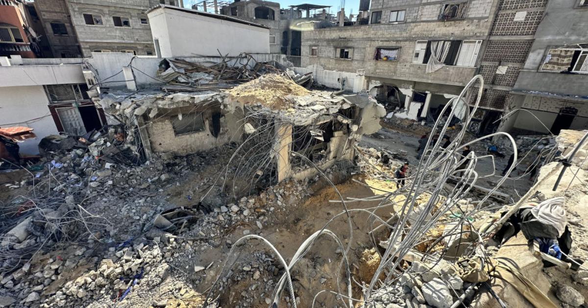 Vista del estado en el que ha quedado el hospital Kamal Adwan tras el bombardeo de Israel.