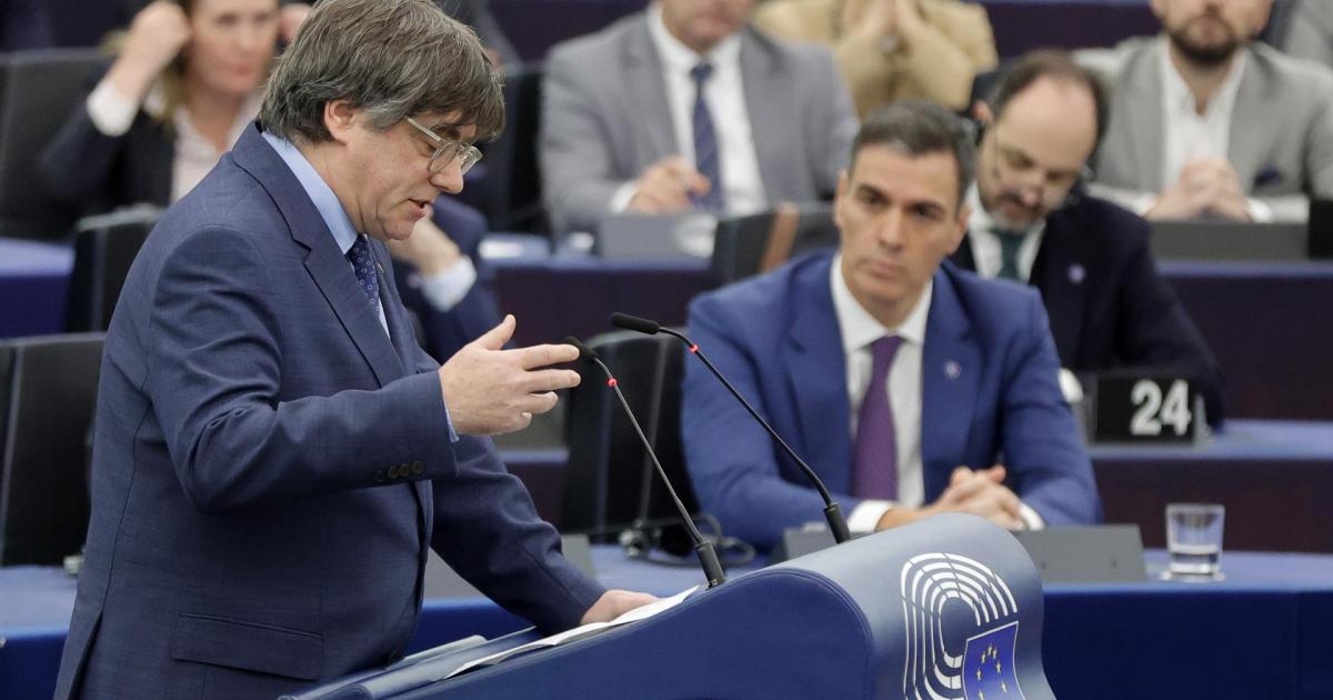 El presidente del gobierno de España, Pedro Sánchez (d), durante la intervención del eurodiputado Carles Puigdemont, en el debate sobre la "Revisión de la Presidencia española del Consejo", en el Parlamento Europeo en Estrasburgo, Francia.