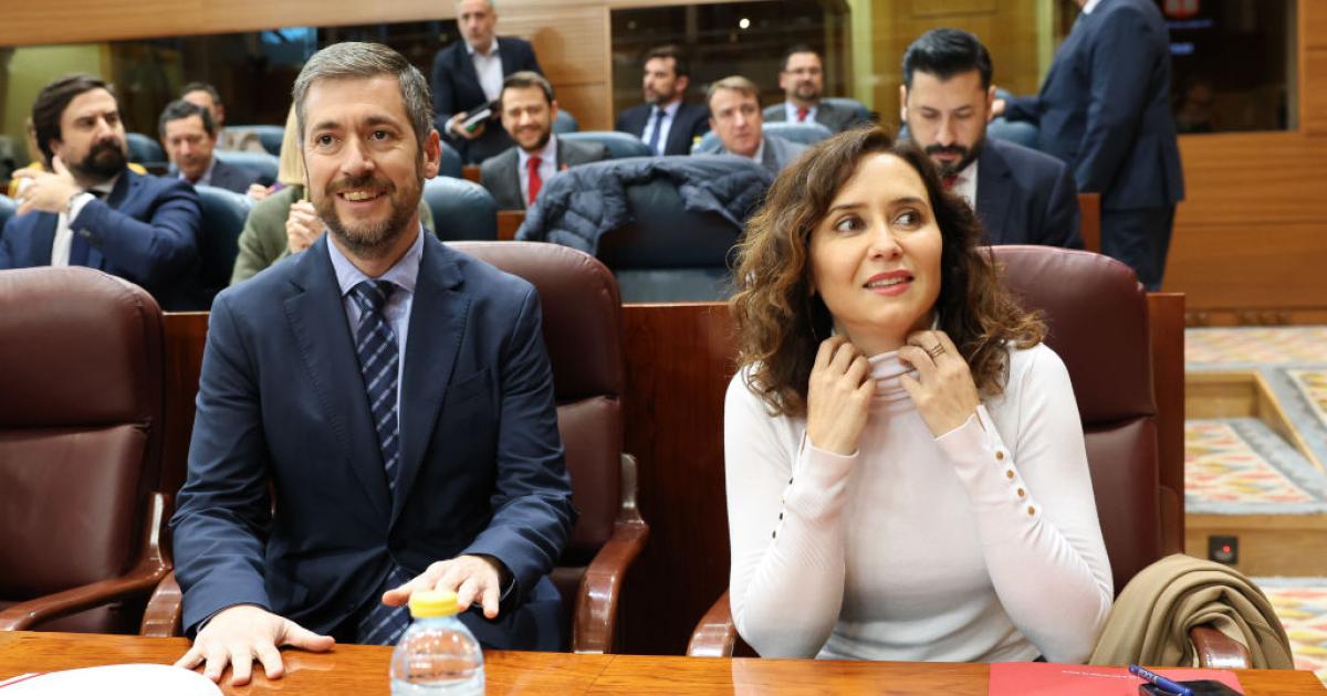 Isabel Díaz Ayuso, junto al consejero de Presidencia, Miguel Ángel García, en la Asamblea de Madrid